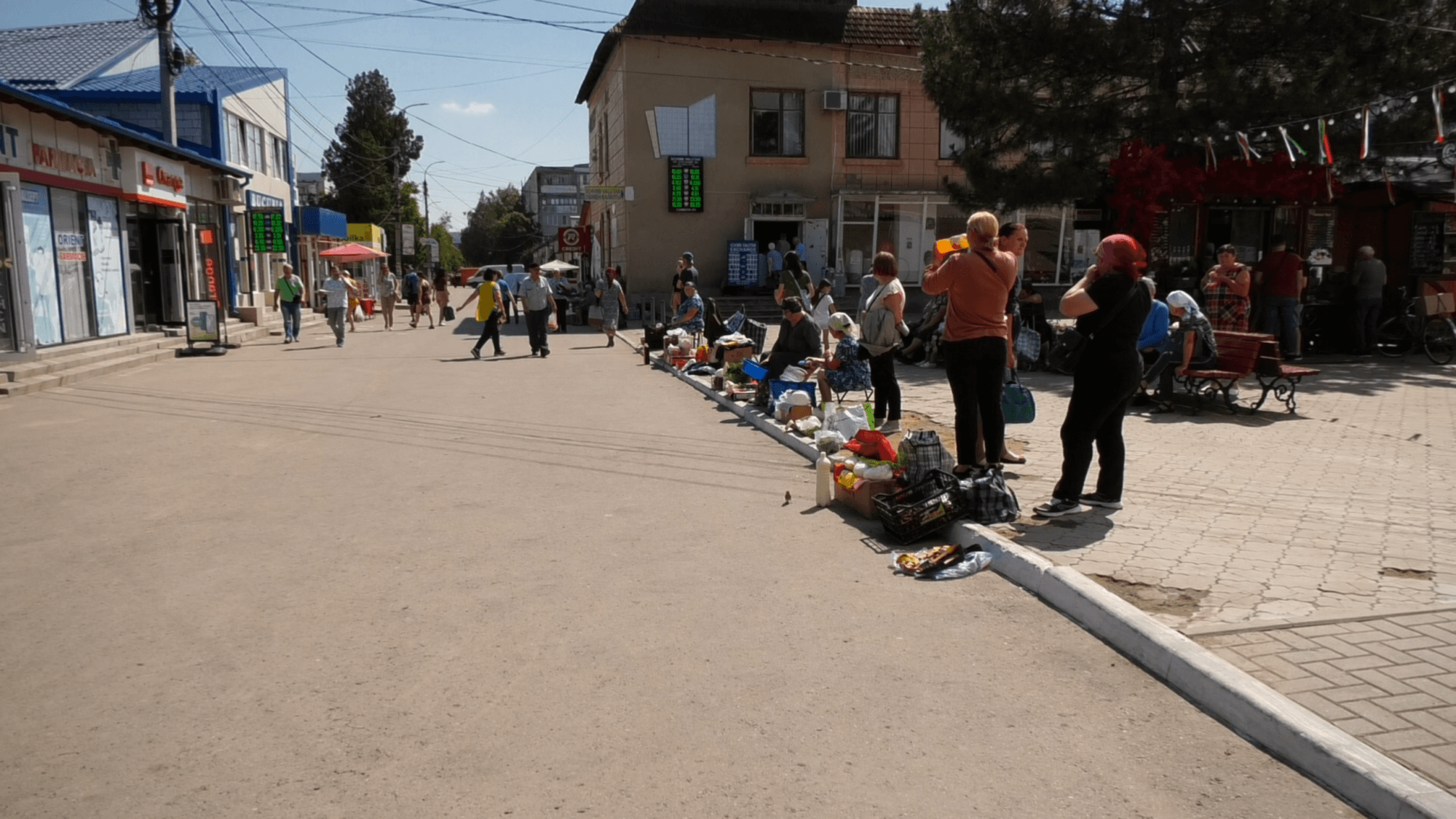 Sărăcia îi scoate în stradă pe zeci de bătrâni / FOTO