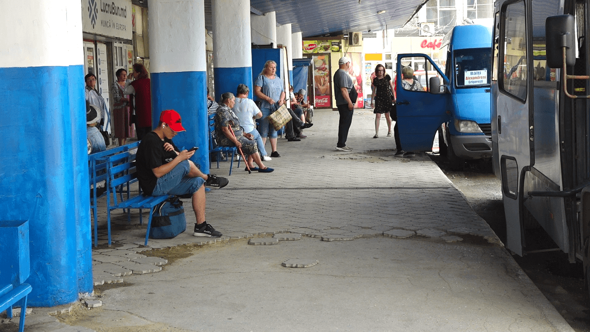 Oamenii se plâng de condiții proaste de așteptare la autogări