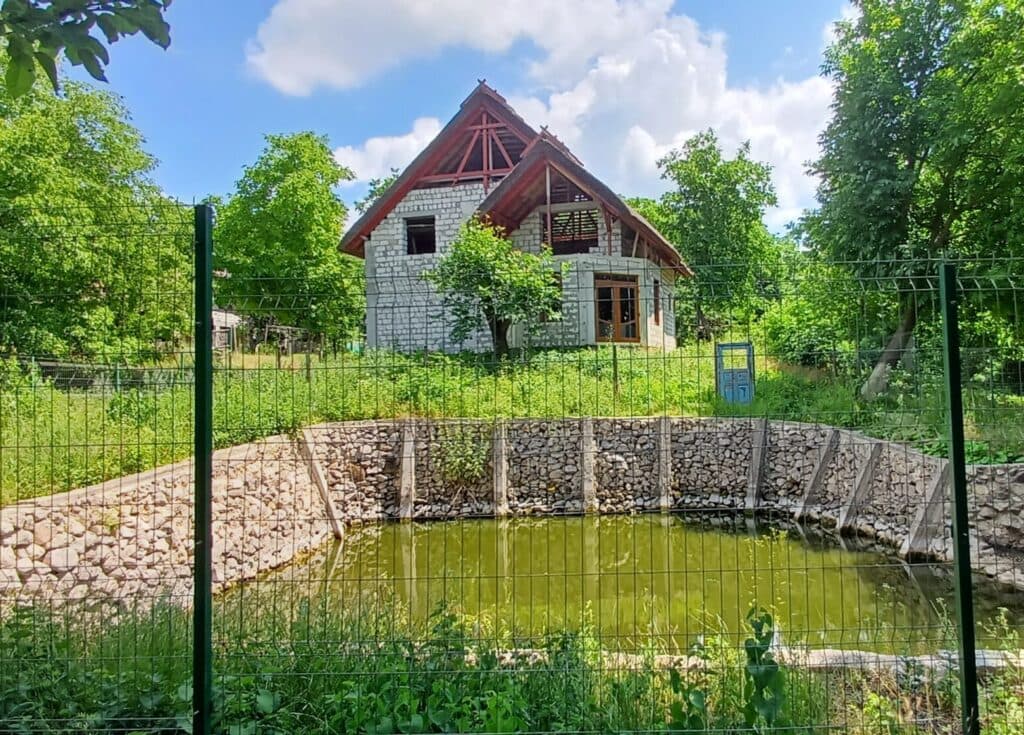 Dragoste pentru mediu – o familie din Nisporeni și-a construit casa cu acoperiș de stuf