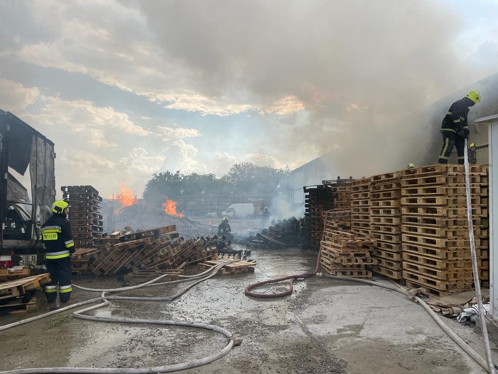 Incendiu de proporții la un depozit din localitatea Ghidighici