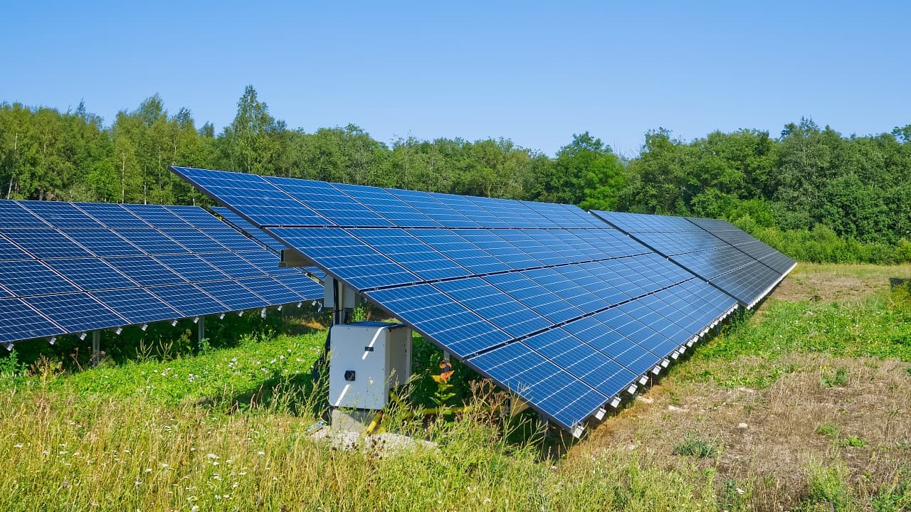Terenuri agricole și pășuni, în tranziție către parcuri fotovoltaice