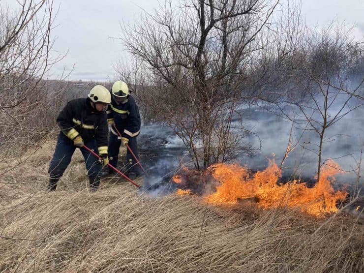 INCENDIU! Salvatorii au luptat timp de patru ore cu focul
