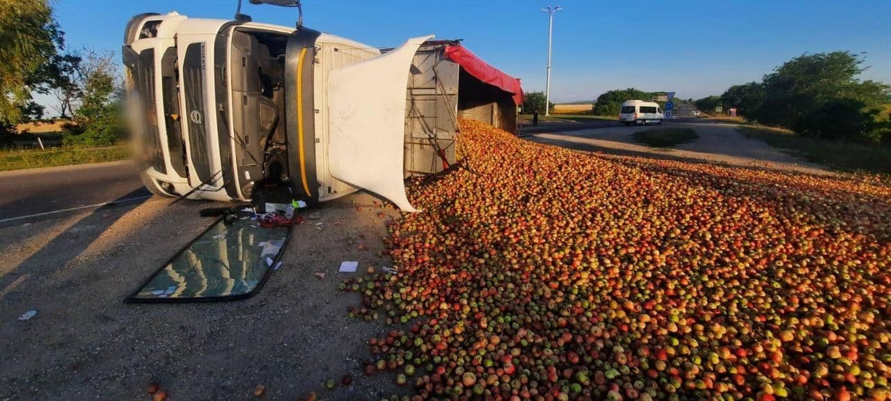 Un camion cu mere s-a răsturnat la Soroca. Ce spune poliția / FOTO