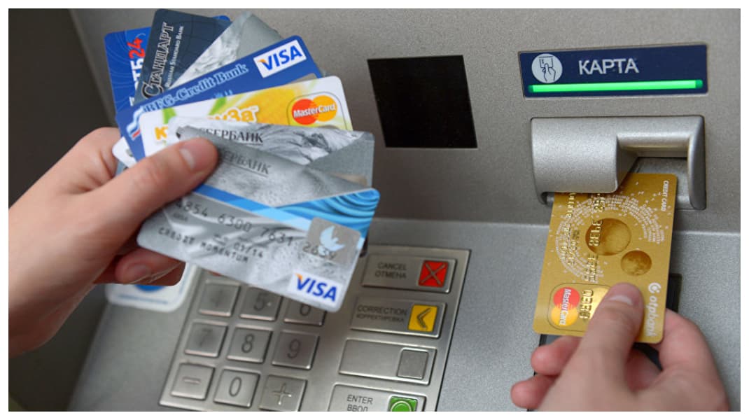 Cardurile bancare au devenit un obicei pentru moldoveni