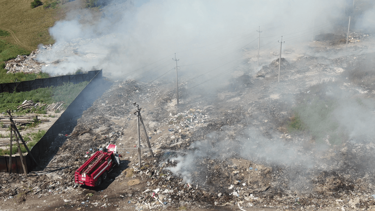 Fum toxic deasupra orașului Edineț din cauza unei gropi de gunoi