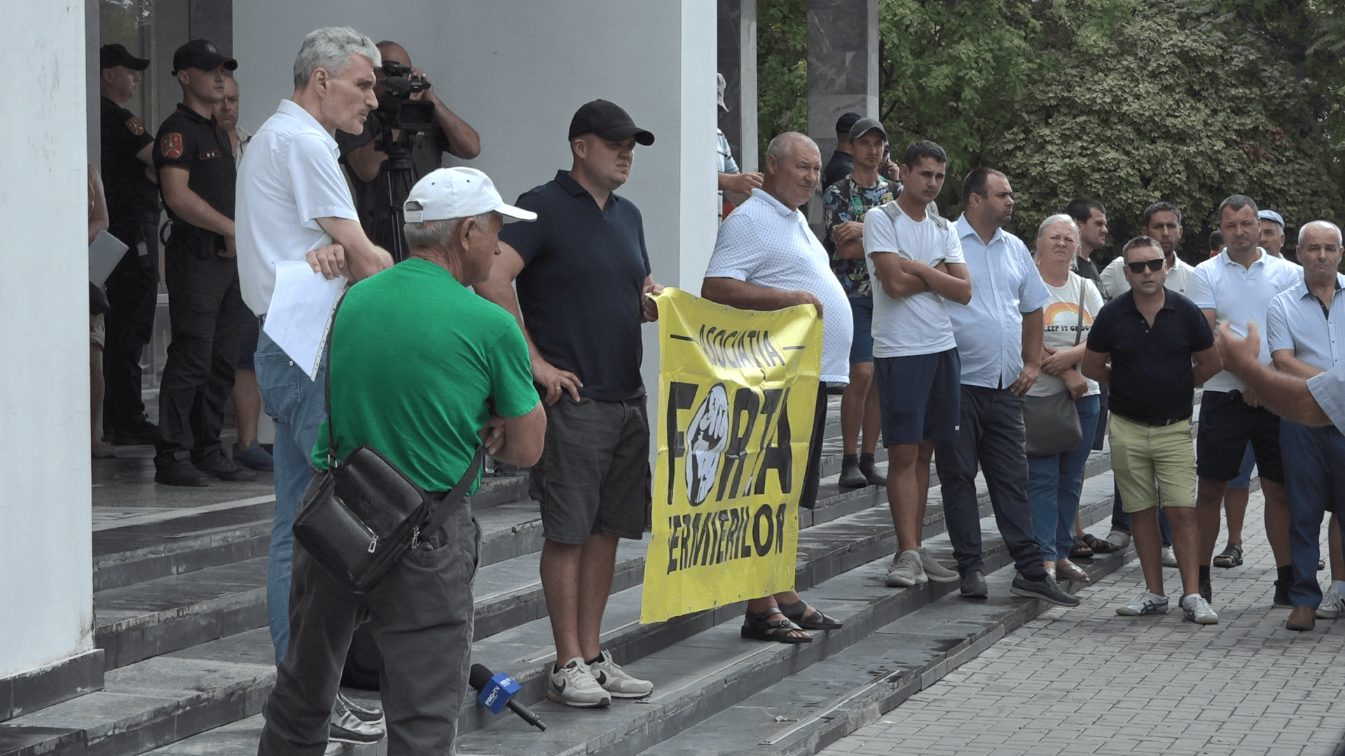 Fermierii au reluat protestele. Au pichetat Ministerul Agriculturii și AIPA