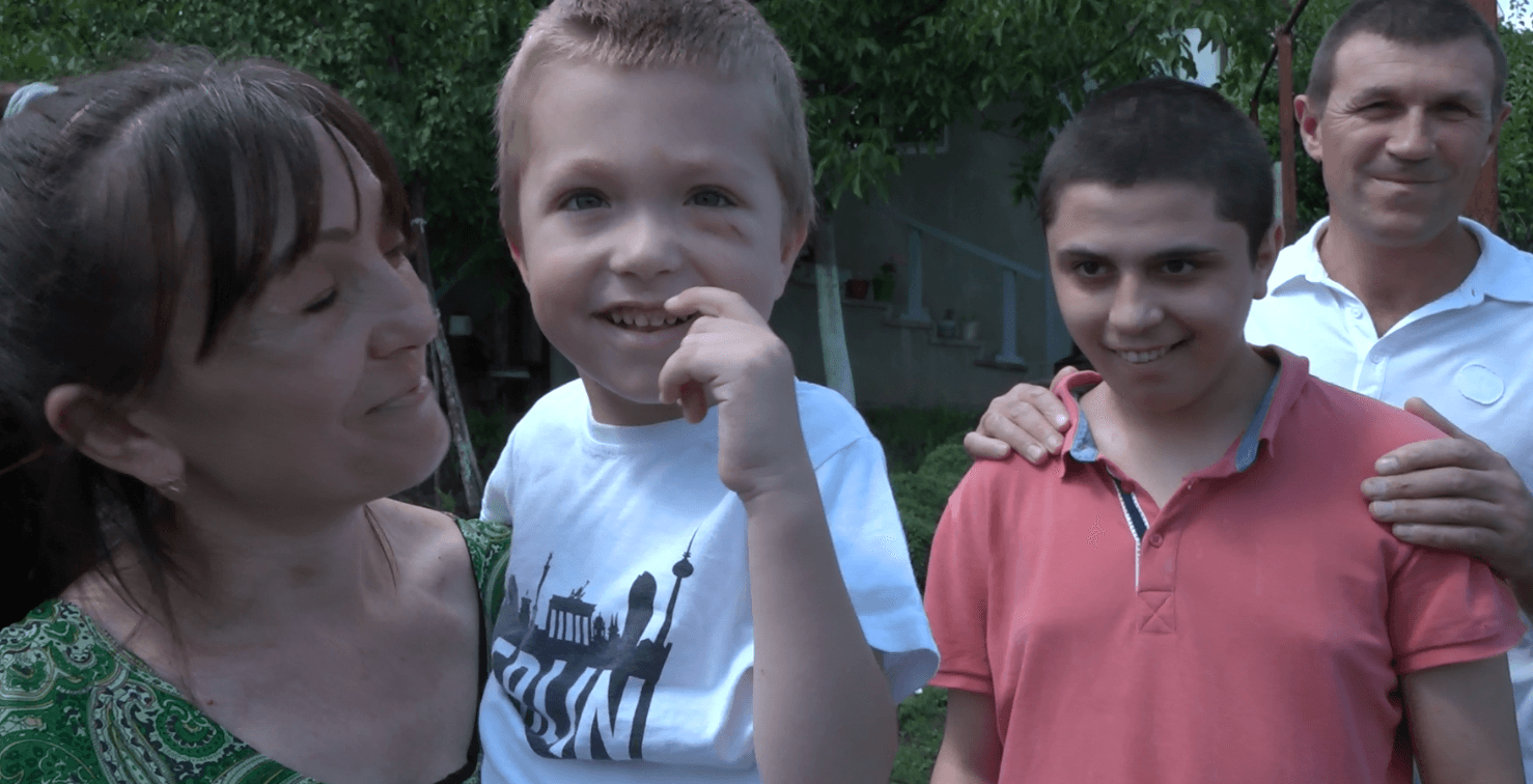 Copii Pușcaș suferă. Părinții cer susținere