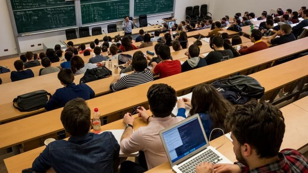 Tinerii cer Guvernului majorarea burselor: „Un student primește sub 40% din minimul necesar”