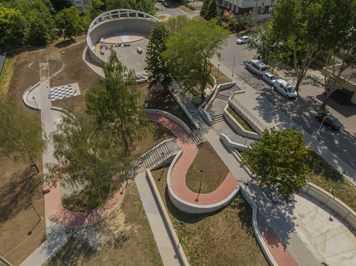 Lucrările merg în toi! Scuarul cu amfiteatru din sectorul Ciocana, în proces de amenajare/FOTO