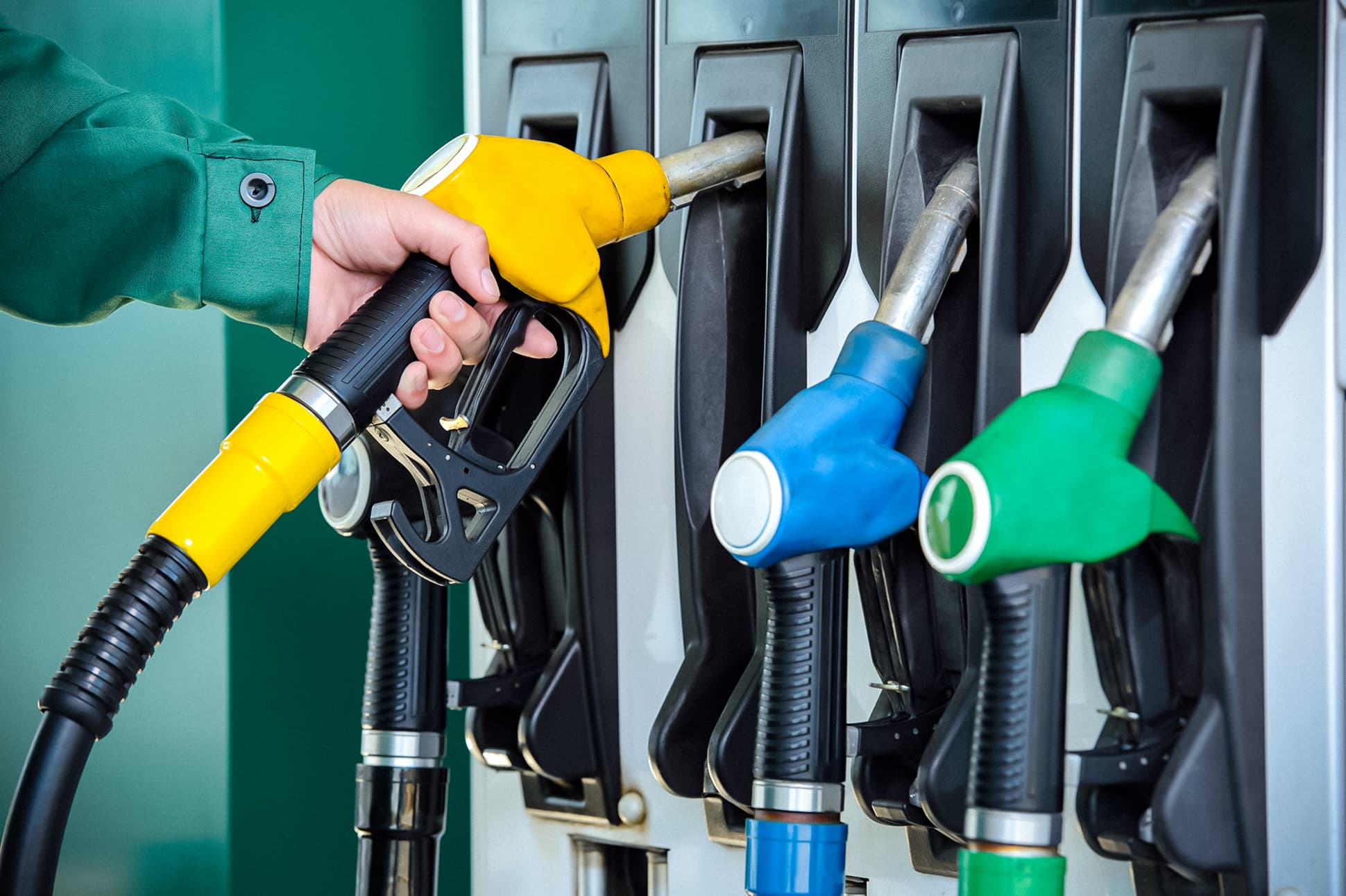 Continuă ieftinirea carburanților