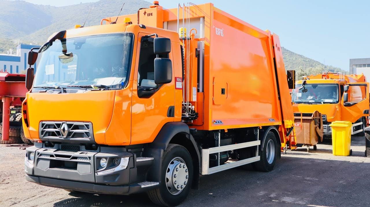 Încă cinci autospeciale noi pentru evacuarea deșeurilor vor ajunge la Regia ”Autosalubritate”