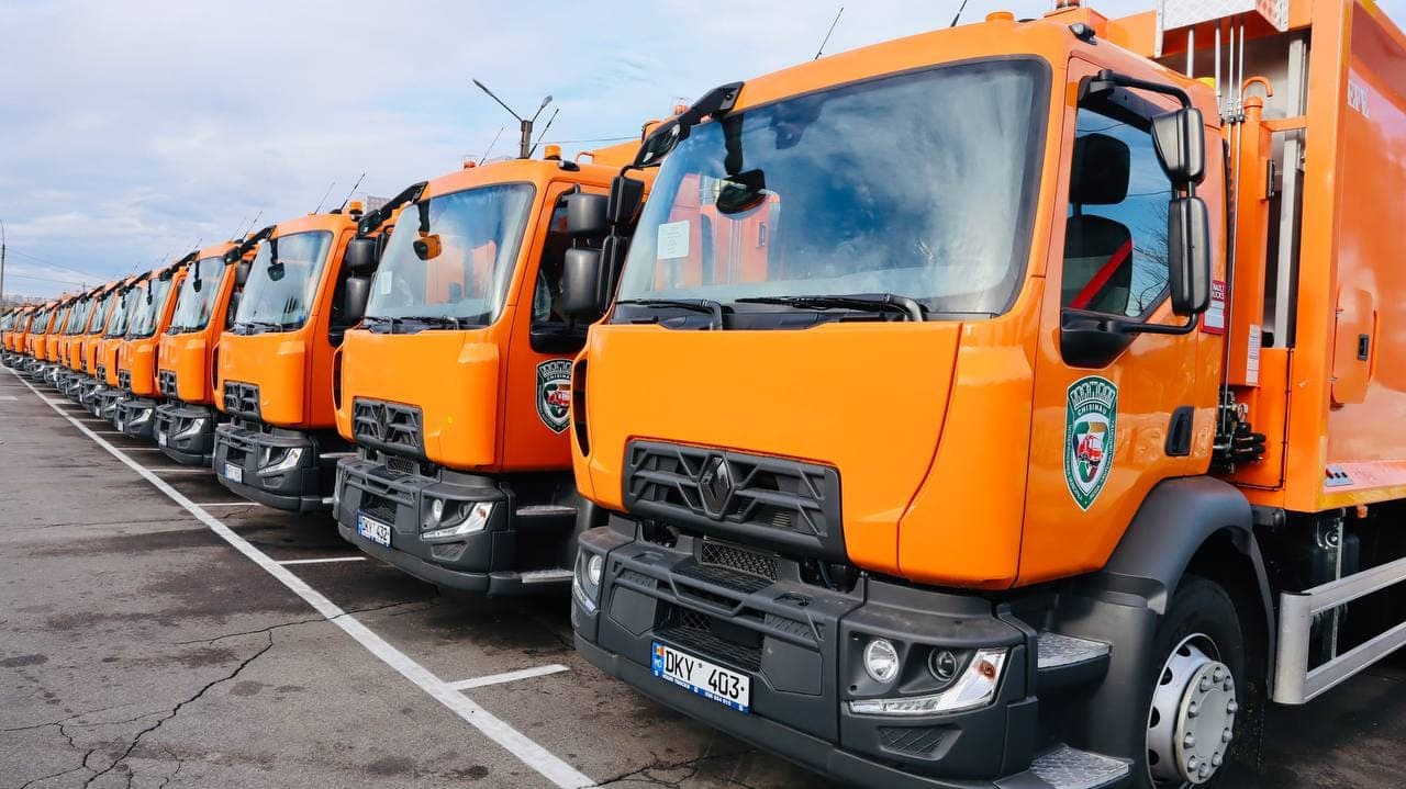 Încă 15 autospeciale noi au ajuns la Regia ”Autosalubritate”