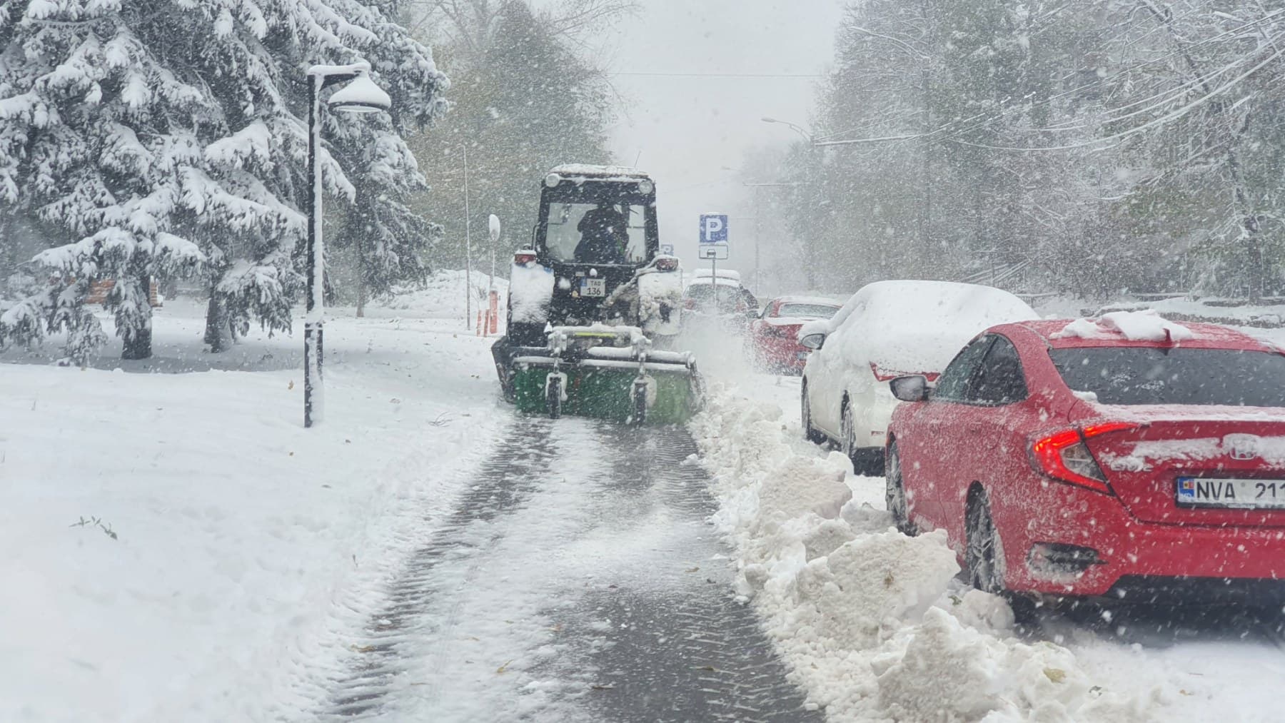 Aproximativ 500 de tone de material antiderapant a fost împrăștiat pe străzile din Capitală