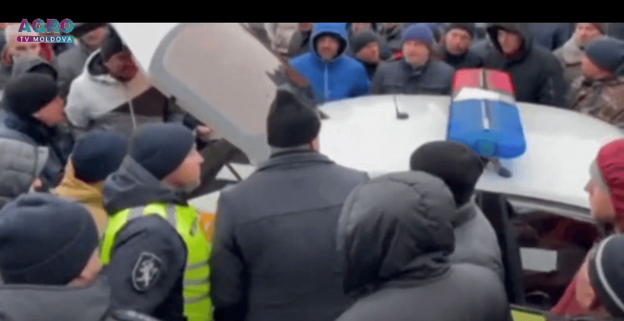 (video) Agricultorii, la un pas să ia pe sus cu mâinele goale o mașină a poliției. Au intervenit mascații