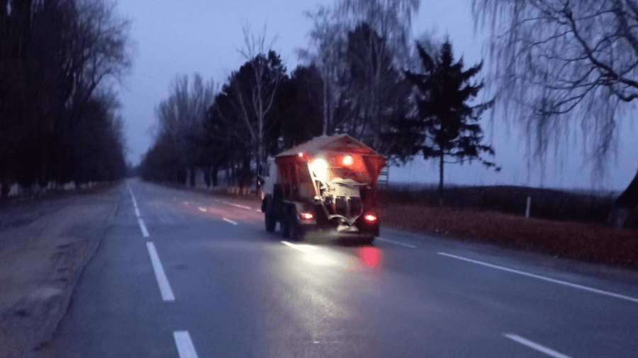 Drumarii, puși pe treabă. Au fost utilizate peste 158 de tone de material antiderapant