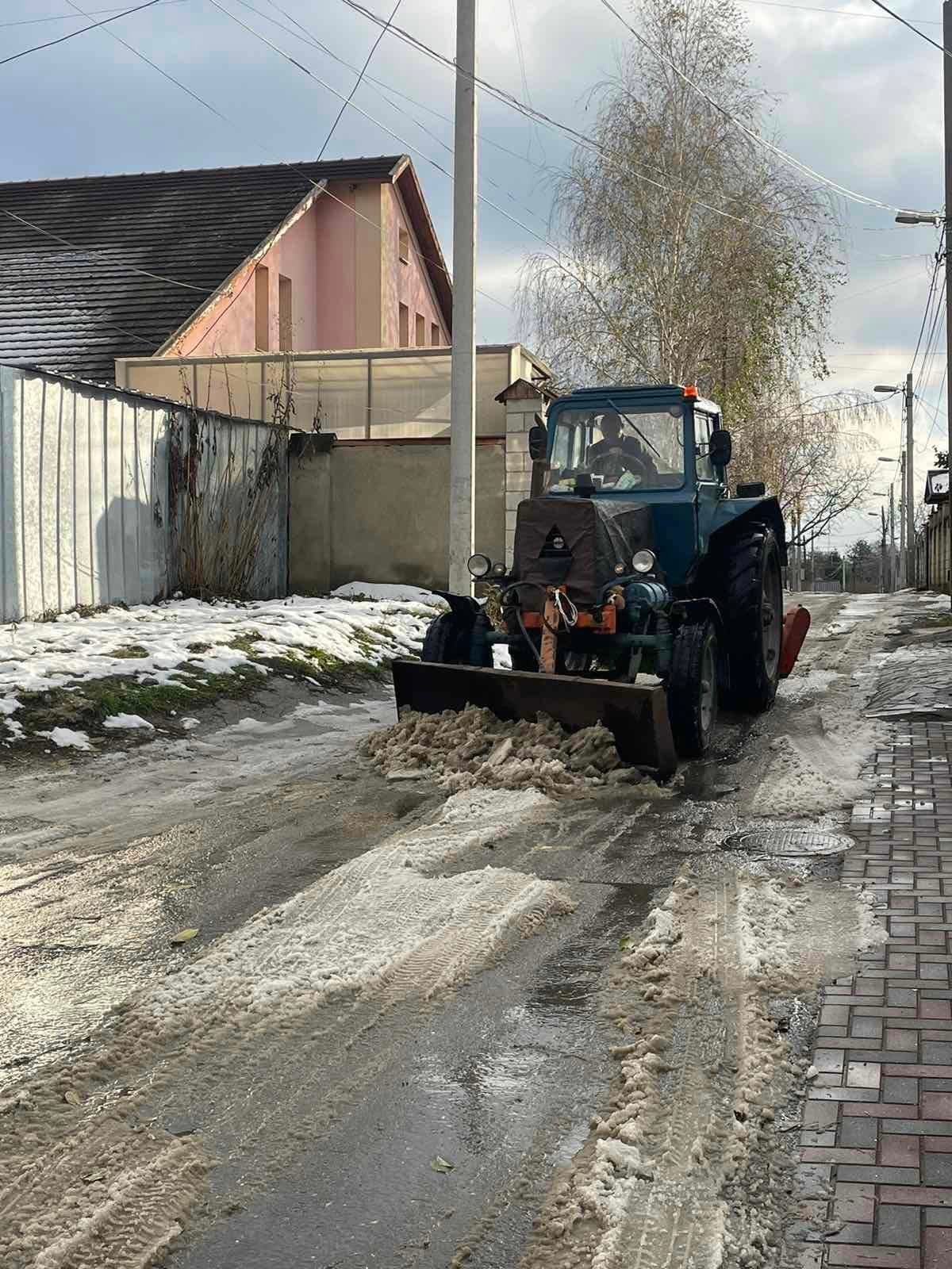 Drumarii din Capitală, puși pe treabă. Au împrăștiat 1.200 de tone de material antiderapant