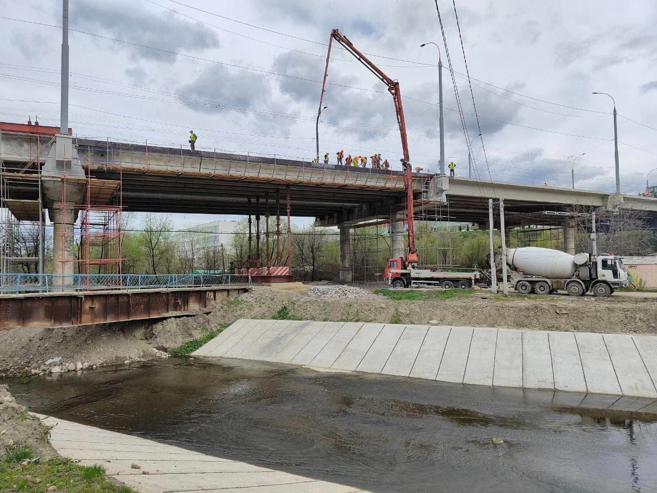 Lucrările de reabilitare a podului din strada Mihai Viteazul din Capitală, continuă