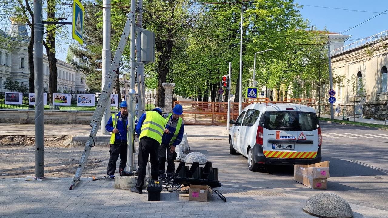Pe strada 31 august 1989 din Capitală a început instalarea semafoarelor pentru bicicliști
