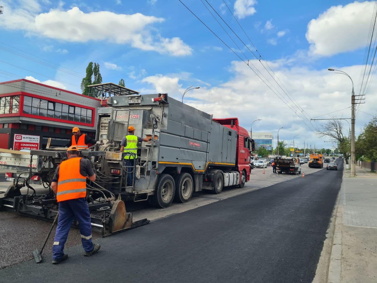 Continuă lucrările de plombare pe mai multe străzi din Capitală