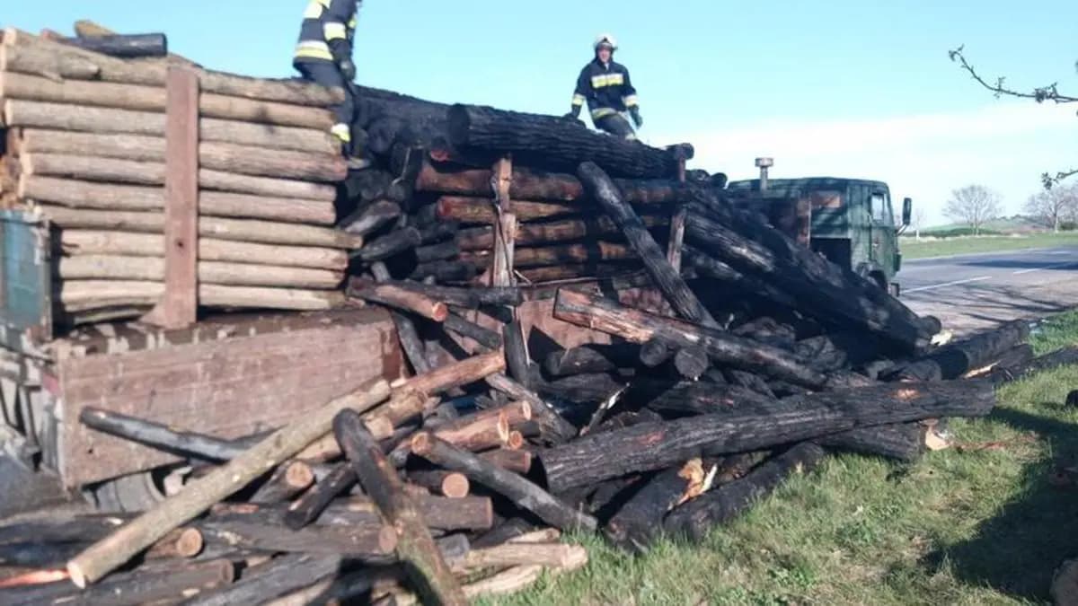 Un camion încărcat cu lemne a luat foc, pe un traseu din apropierea localității Recea, raionul Rîșcani