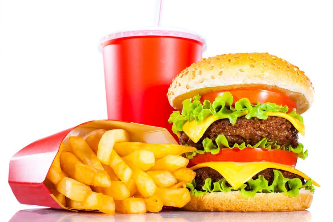 Angajații de la fast-food-urile din California vor fi plătiți cu cel puțin 20 de dolari pe oră