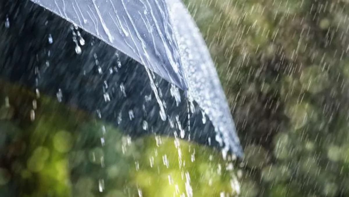 Averse cu descărcări în toată țara