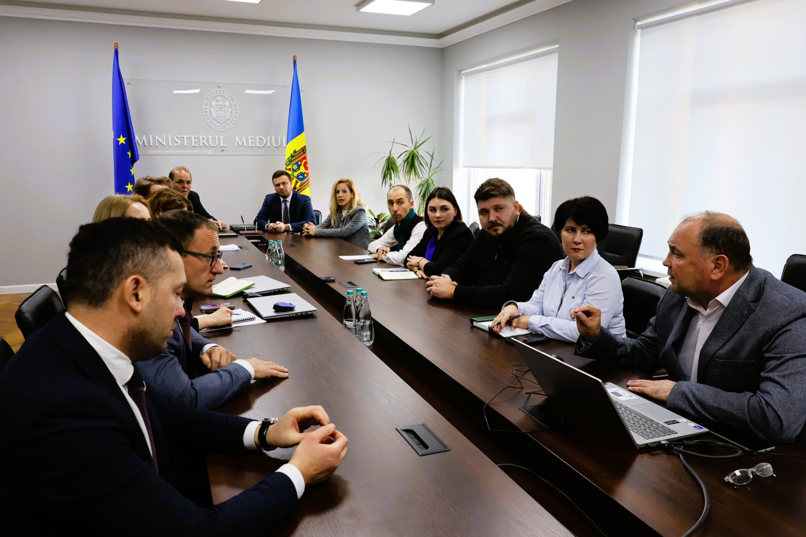 Aruncă gunoiul cu sens: Ministerul Mediului din Moldova semnează un contract important pentru gestionarea deșeurilor în Moldova