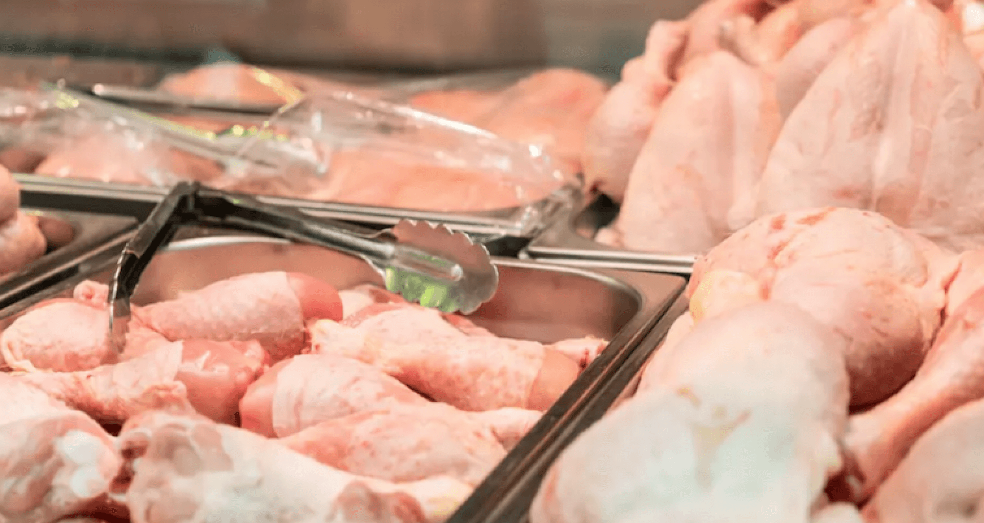 Două produse retrase din magazine: Carne de pui contaminată cu Salmonella și ouă cu reziduuri de antibiotice