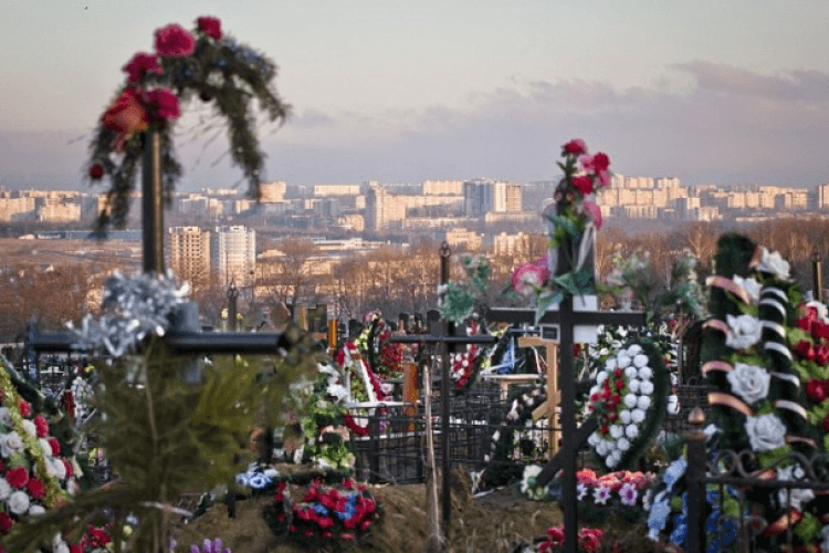 Ministerul Mediului lansează inițiativa de limitare a coroanelor funerare din flori artificiale pentru protejarea mediului
