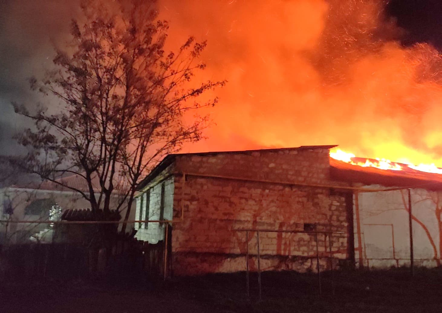 Incendiu puternic la un depozit din Edineț. Pompierii au intervenit toată noaptea