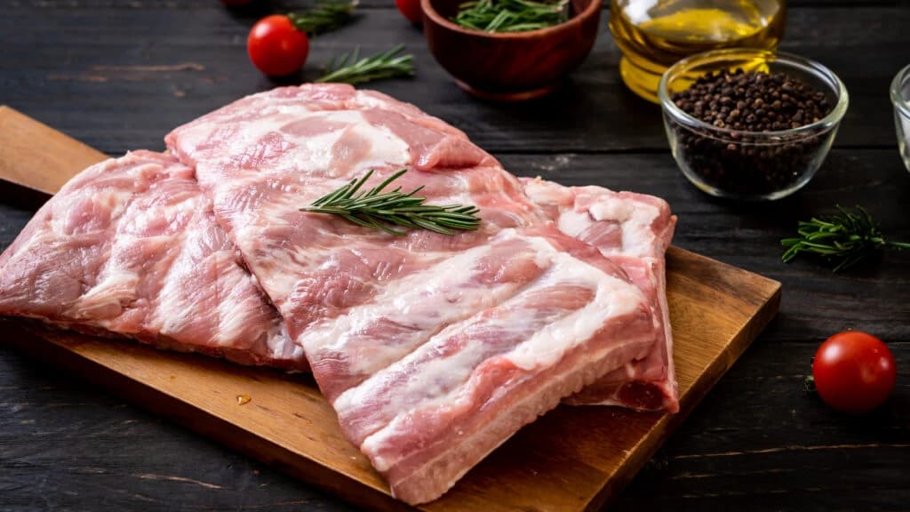 Carne de porc mai scumpă de Paști? Producătorii promit că vor menține prețul la carne de porc pe perioada sărbătorilor