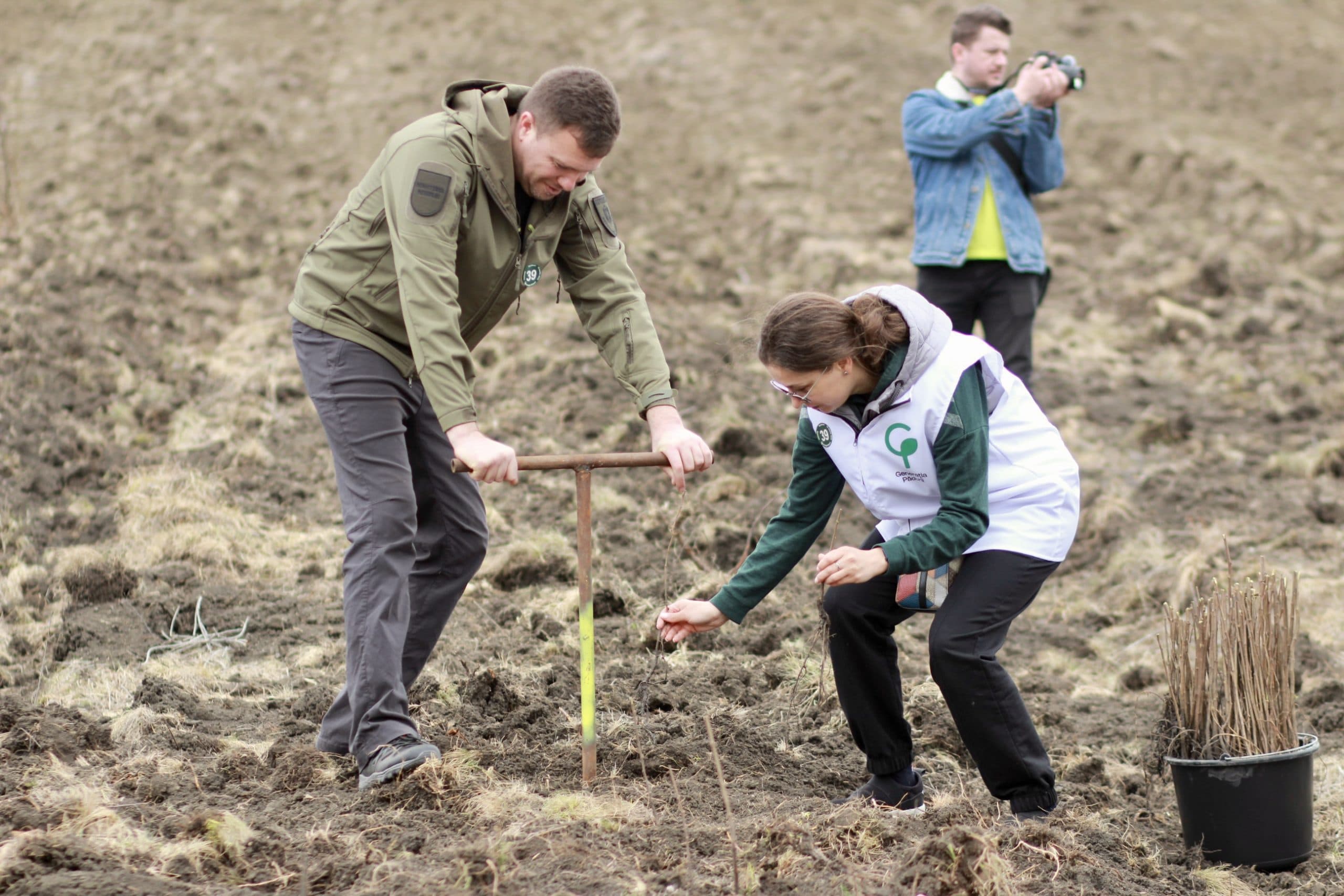 Peste 2000 de oameni au plantat 30 de hectare de pădure în Geamăna, în cadrul campaniei Generația Păduri