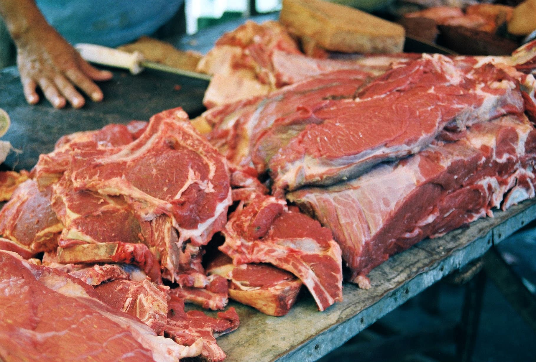 Prețul cărnii de porc a crescut în piețe. Comercianții dau vina pe pesta porcină și pe apropierea sărbătorilor de Paști