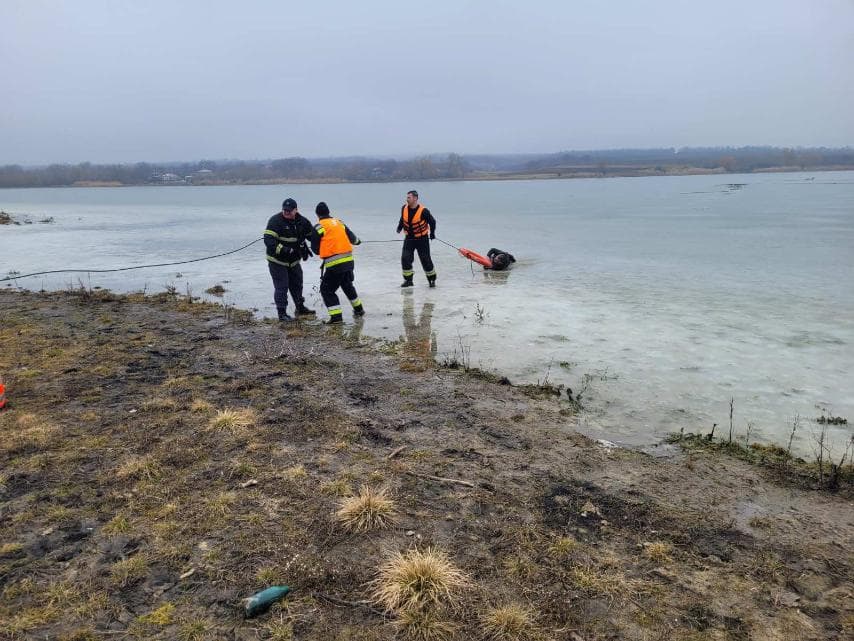 Trei bărbați salvați după ce au căzut sub gheața unui lac din raionul Rîșcani