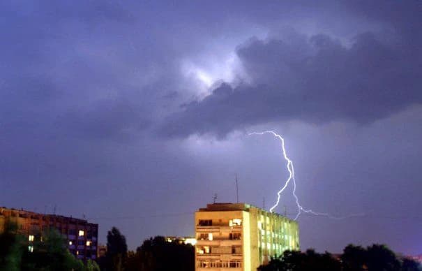 Temperaturile urcă până la 26 de grade, dar sunt posibile descărcări electrice în centru