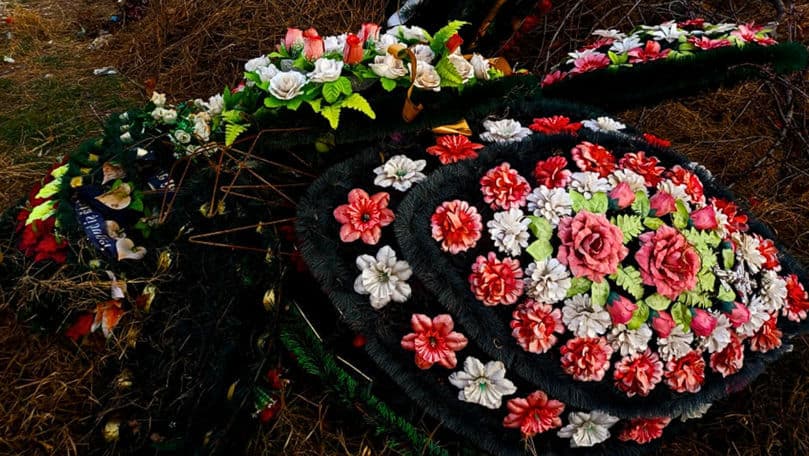 Flori artificiale, poluare reală: de ce sunt periculoase coroanele funerare din plastic