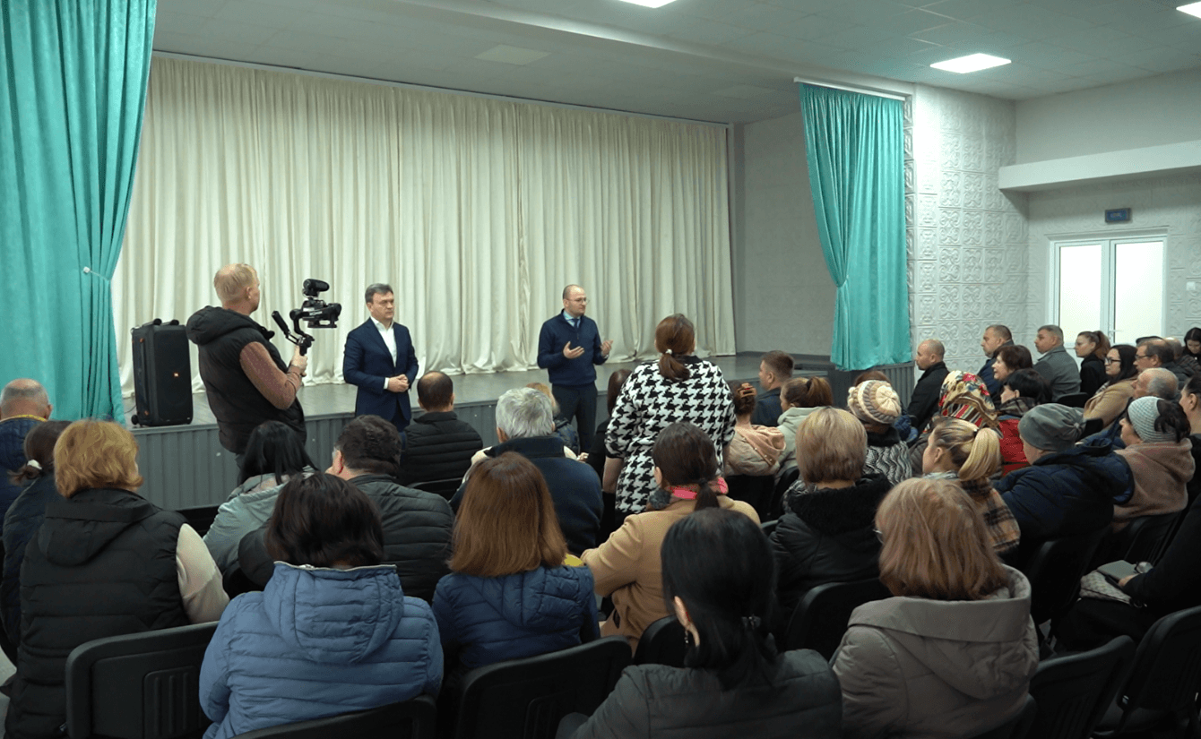 Prim-ministrul Dorin Recean a discutat cu locuitorii din satul Roșcani, Anenii Noi, însă aceștia nu au rămas satisfăcuți de discuția cu oficialul