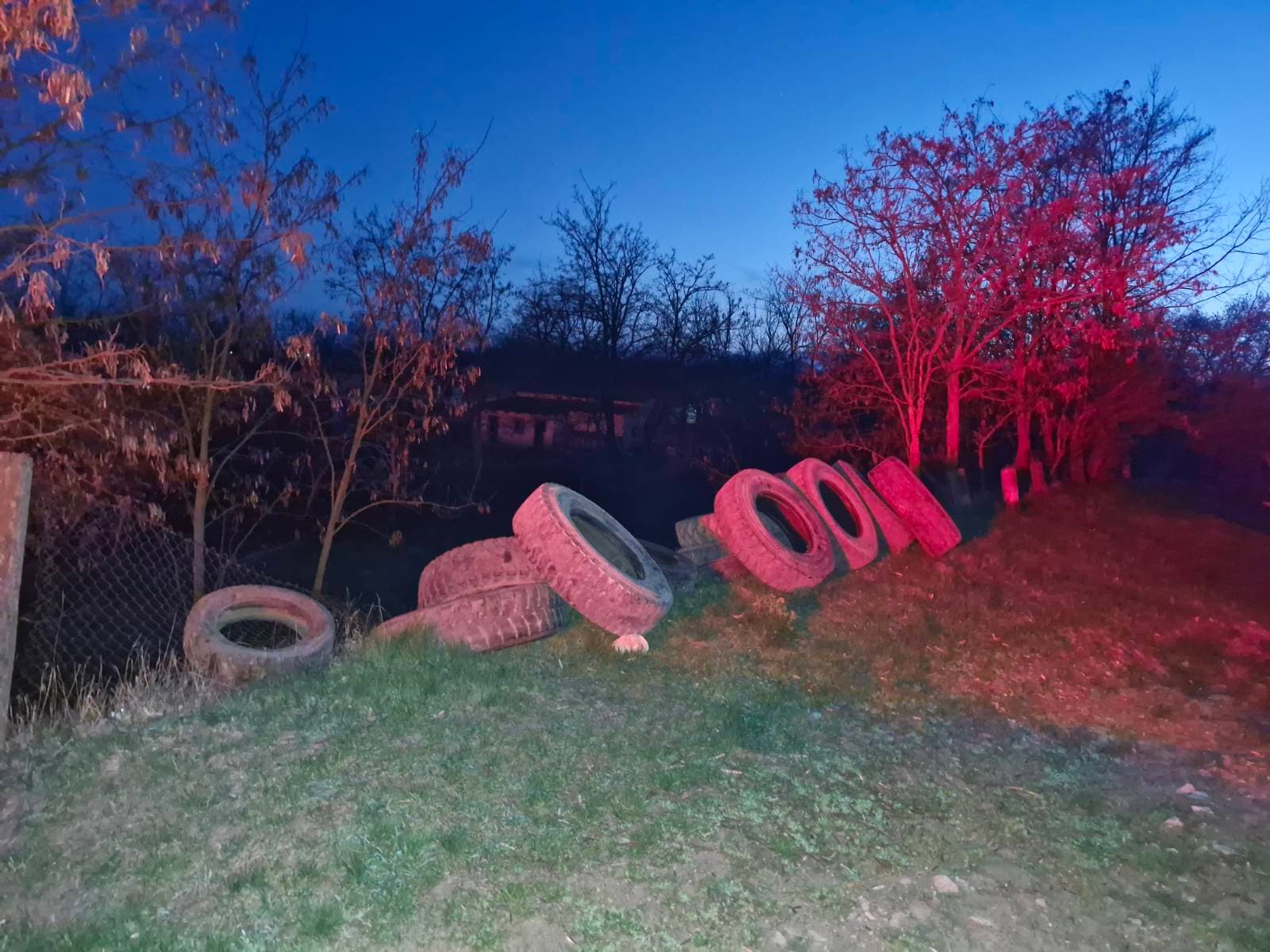 Mai puține anvelope arse de Paște: Inspectorii de mediu au intervenit în 75 de cazuri