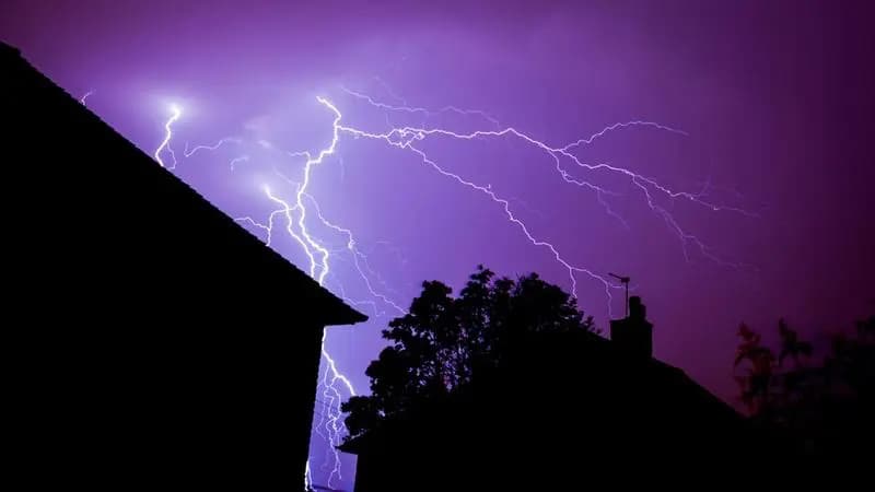 „Nu atingeți cablurile rupte”: Cinci reguli de securitate electrică în caz de furtună