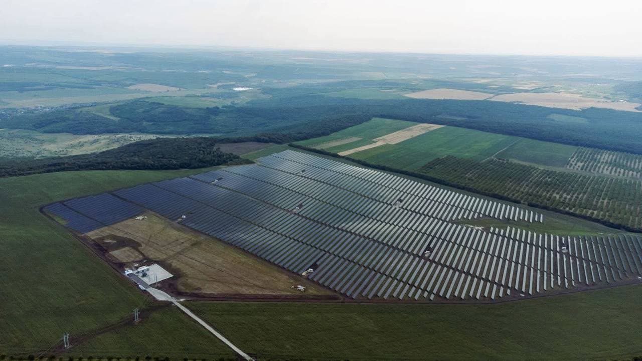 Moldova a inaugurat cel mai mare parc fotovoltaic, capabil să asigure până la 10 la sută din consumul pe timp de zi