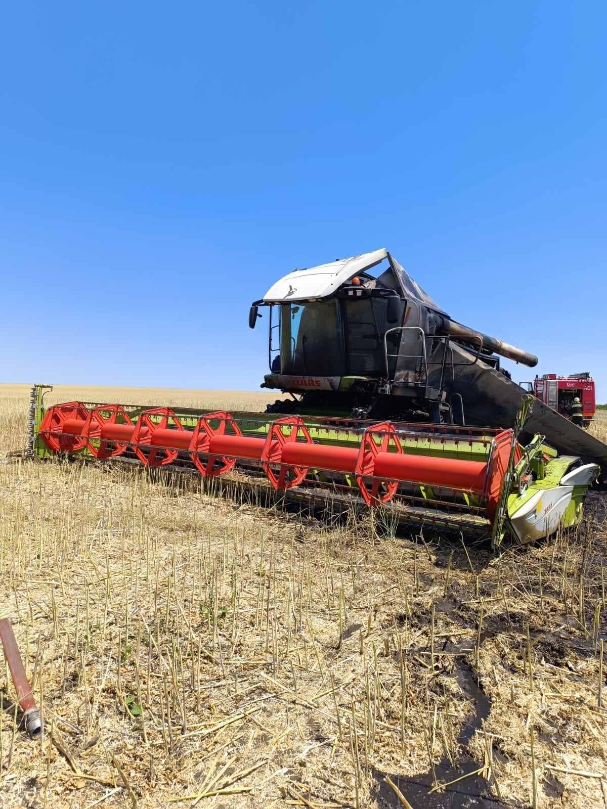 O combină agricolă a fost mistuită de flăcări pe un câmp din raionul Sîngerei