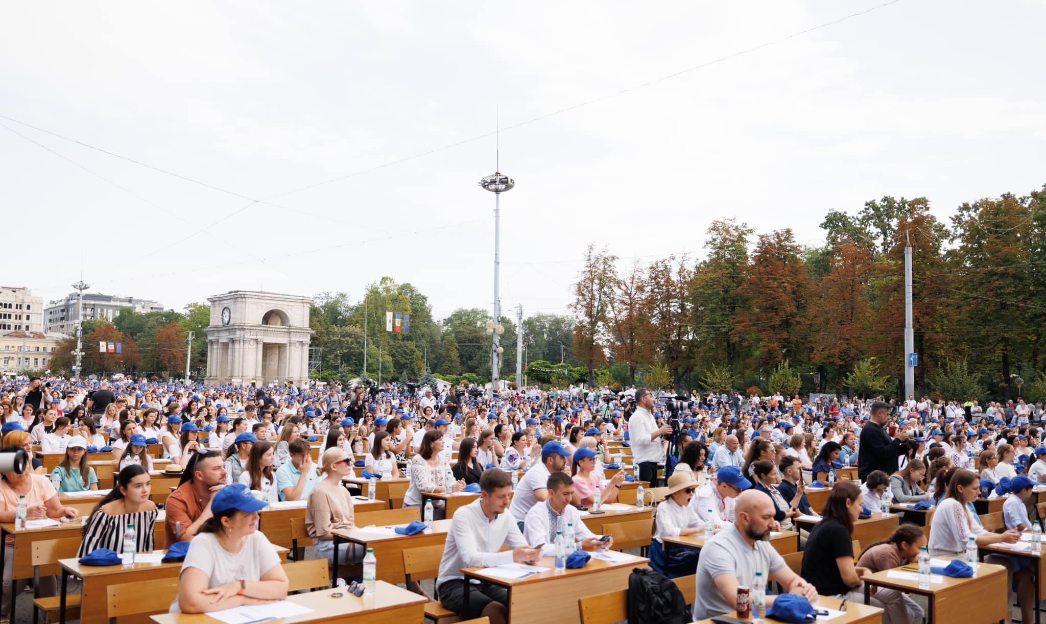 Participanții care au obținut note de „9” și „10” la Marea Dictare Națională, premiați de Ministerul Educației