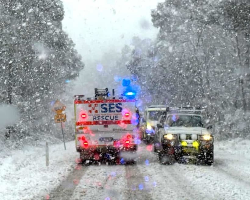 În Australia a nins, iar mai multe automobile au fost blocate din cauza zăpezii