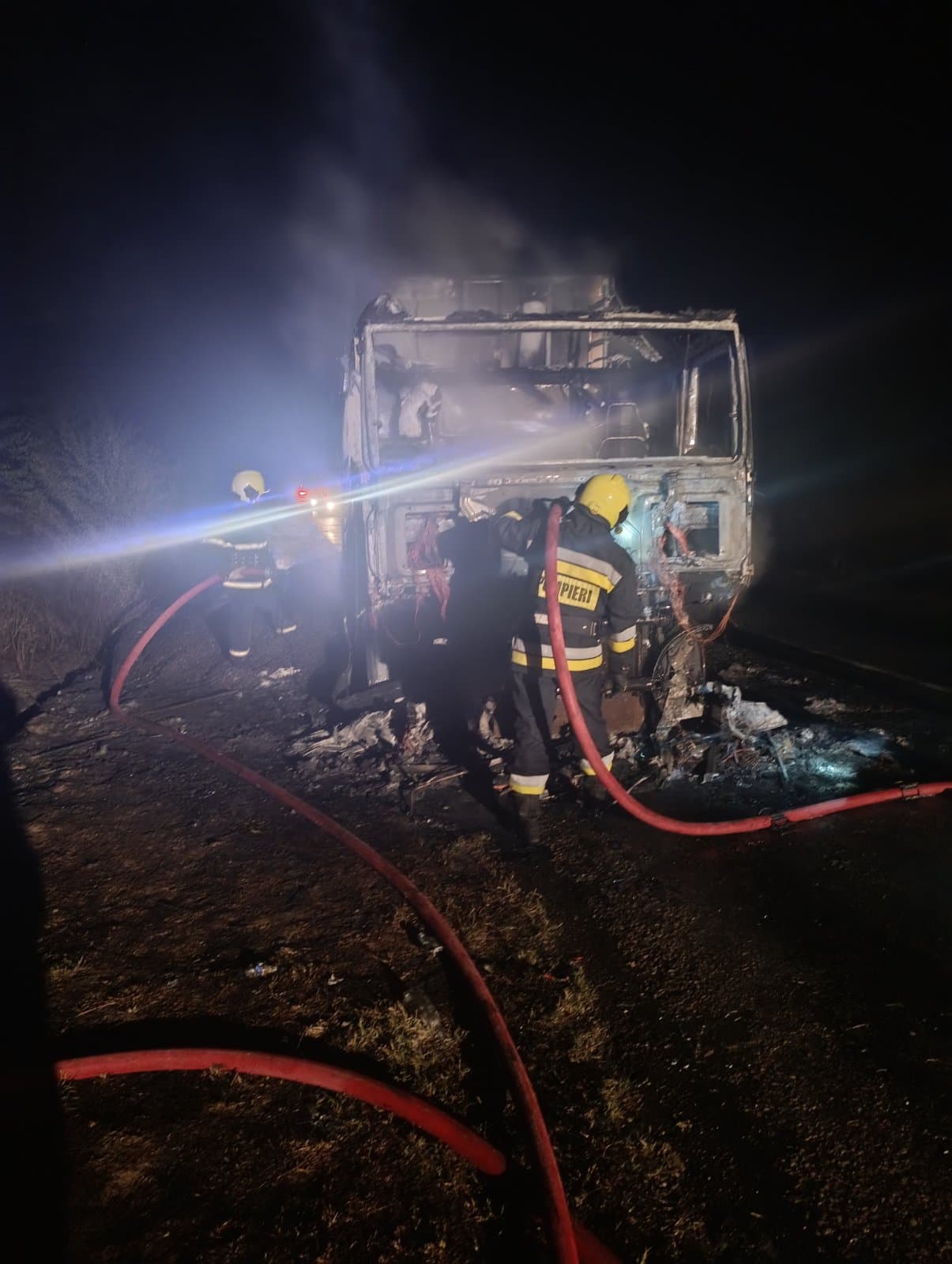 Un camion care transporta floarea-soarelui a luat foc din mers pe traseul R-32