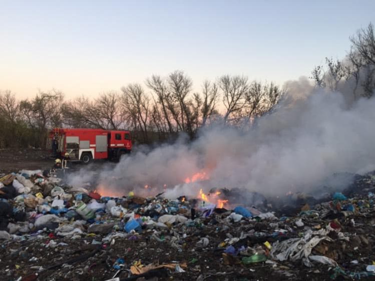 Incendiu la gunoiștea din Strășeni: Fumul a ajuns până la locuințe