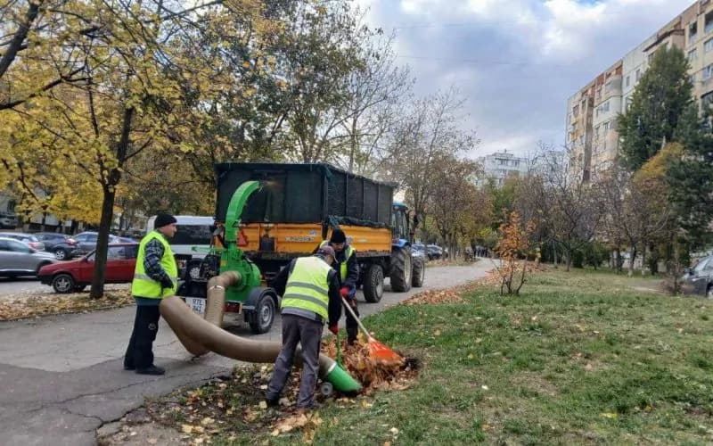 Curățenie generală de toamnă în Chișinău: peste 3.000 de metri cubi de deșeuri vegetale, colectați