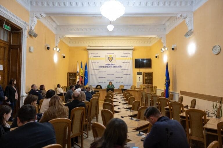 Scandal la CMC: Consilierii PAS părăsesc ședința în huiduieli