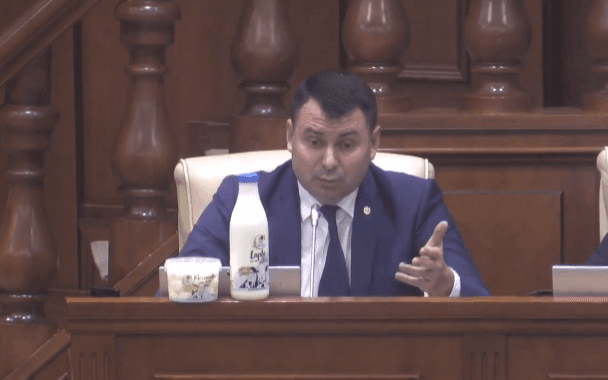 Vasile Costiuc a adus produse lactate la Parlament și solicită audierea șefului ANSA