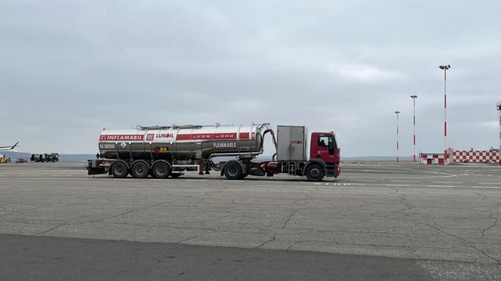 Statul a preluat activele Lukoil de la Aeroportul Chișinău