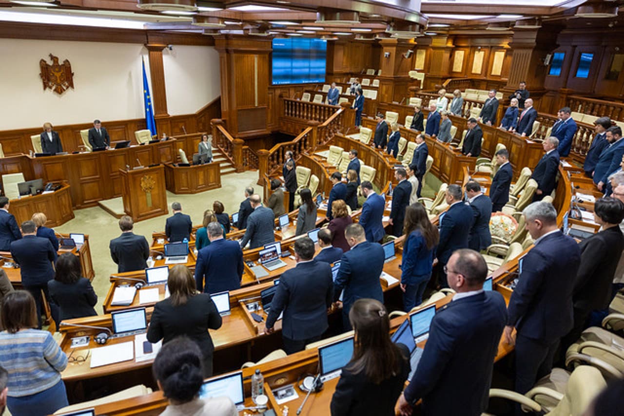 Deputații au comemorat victimele războiului din Ucraina